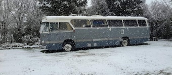 Get away from it all, relax in a 1971 Bedford bus over looking lake Karapiro