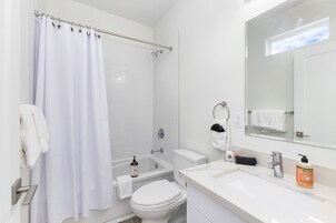 Classic Studio | Bathroom | Shower, towels