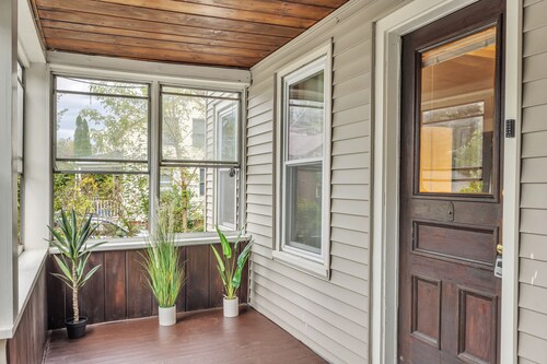 Brand New Stylish Noho Apartment 