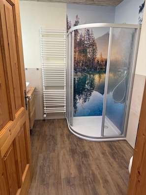 Spa - Ferienwohnung 65qm, Terrasse, Kochnische, 2 Schlafz., 1 Wohnschlafz., max 5 P (Ruhpolding)