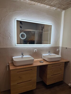 Shower, hair dryer, towels - Ferienwohnung 65qm, Terrasse, Kochnische, 2 Schlafz., 1 Wohnschlafz., max 5 P (Ruhpolding)