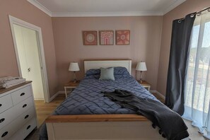 4 bedrooms, iron/ironing board, travel crib, WiFi - Clare Valley Escape, New home with pool table and 4 bedrooms on the Riesling Trail (Leasingham)