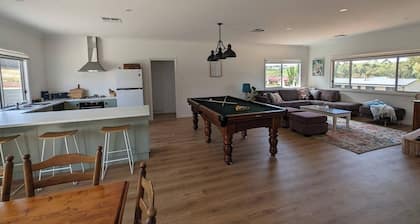 Clare Valley Escape, New home with pool table and 4 bedrooms