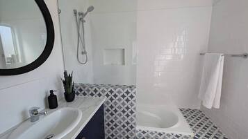 Produtos de toalete biodegradáveis, secador de cabelo, toalhas de banho