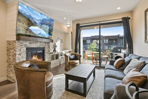 Smart TV, chimenea, videojuegos y biblioteca musical 