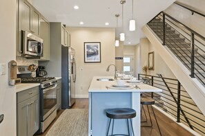 Fridge, microwave, oven, stovetop - Downtown WP Villa 254 I Private Rooftop Hot Tub I Great Views I Arcade I Discounted Attractions (Winter Park)