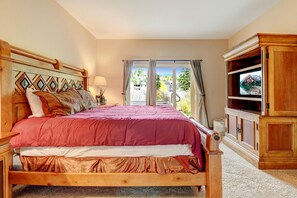 4 bedrooms, desk, iron/ironing board, travel cot