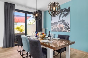 Dining - Serene Designer Gem ~ Walk to Beach & Strip ~ Pool (Noord)