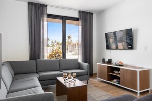 Living area - Serene Designer Gem ~ Walk to Beach & Strip ~ Pool (Noord)