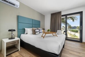 3 bedrooms, WiFi - Serene Designer Gem ~ Walk to Beach & Strip ~ Pool (Noord)