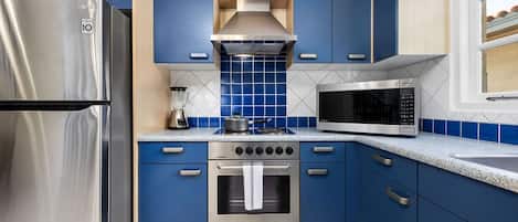 Refrigerador, horno, parrilla de estufa y cafetera y tetera