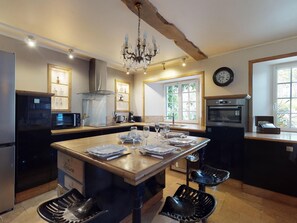 Kühlschrank, Mikrowelle, Ofen, Geschirrspüler