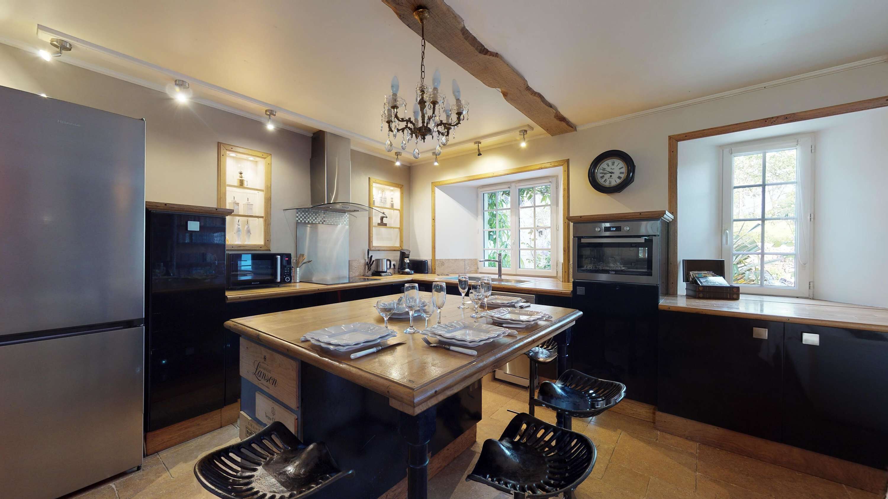 Réfrigérateur, micro-ondes, four, plaque de cuisson