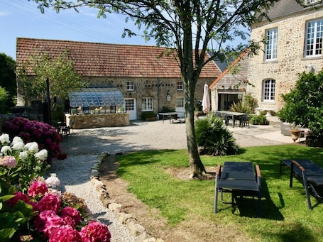 Outdoor dining. Petite Duckerie 4 pers : jacuzzi, sauna, 15min sea