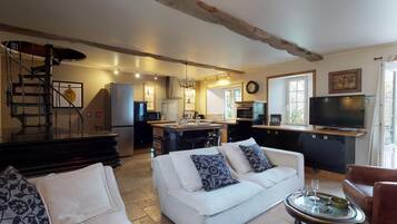 TV, fireplace
