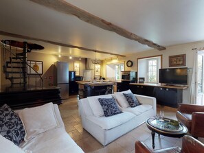 TV, fireplace - Petite Duckerie 4 pers : jacuzzi, sauna, 15min sea (Tamerville)