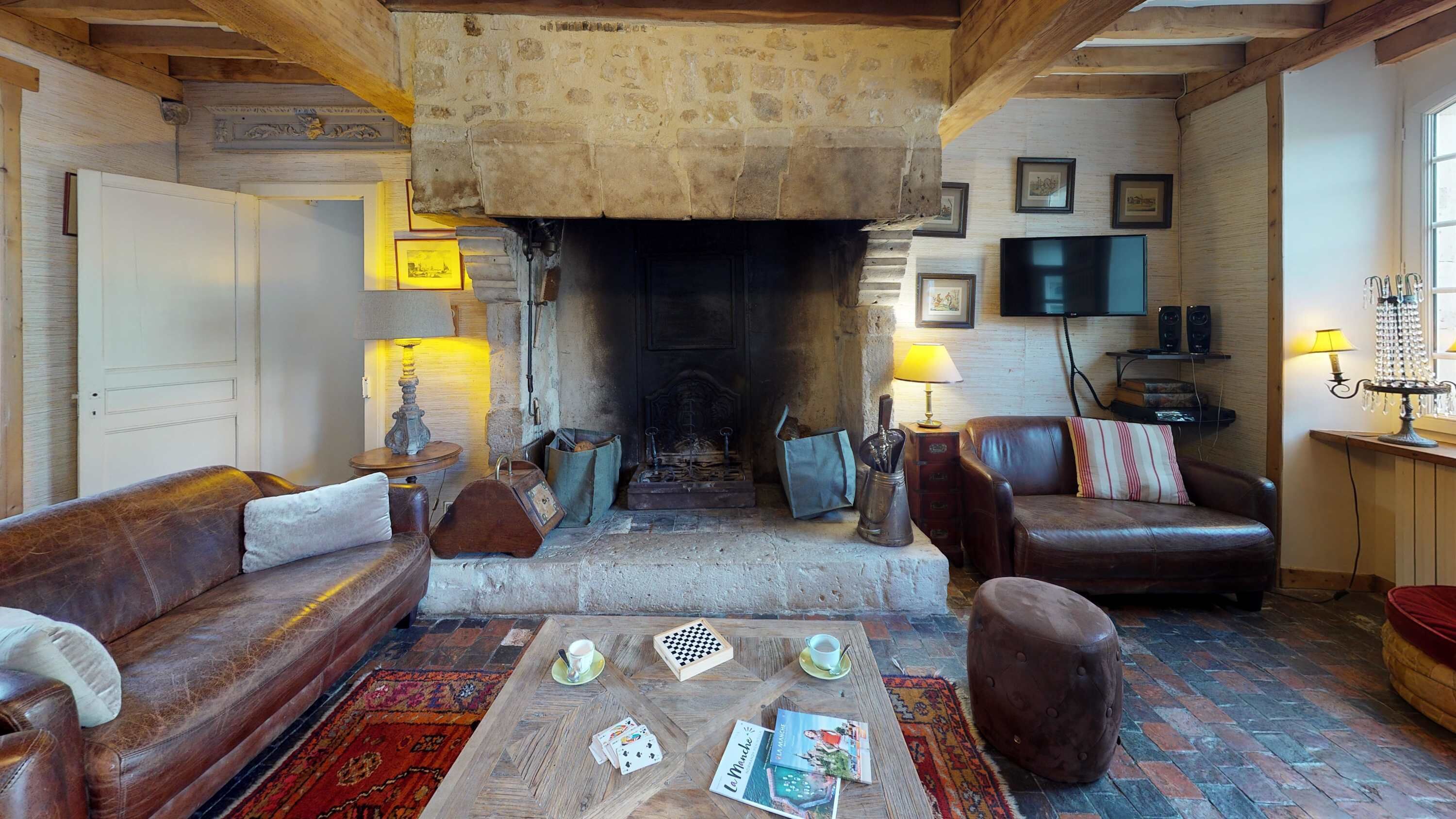 Télévision, cheminée