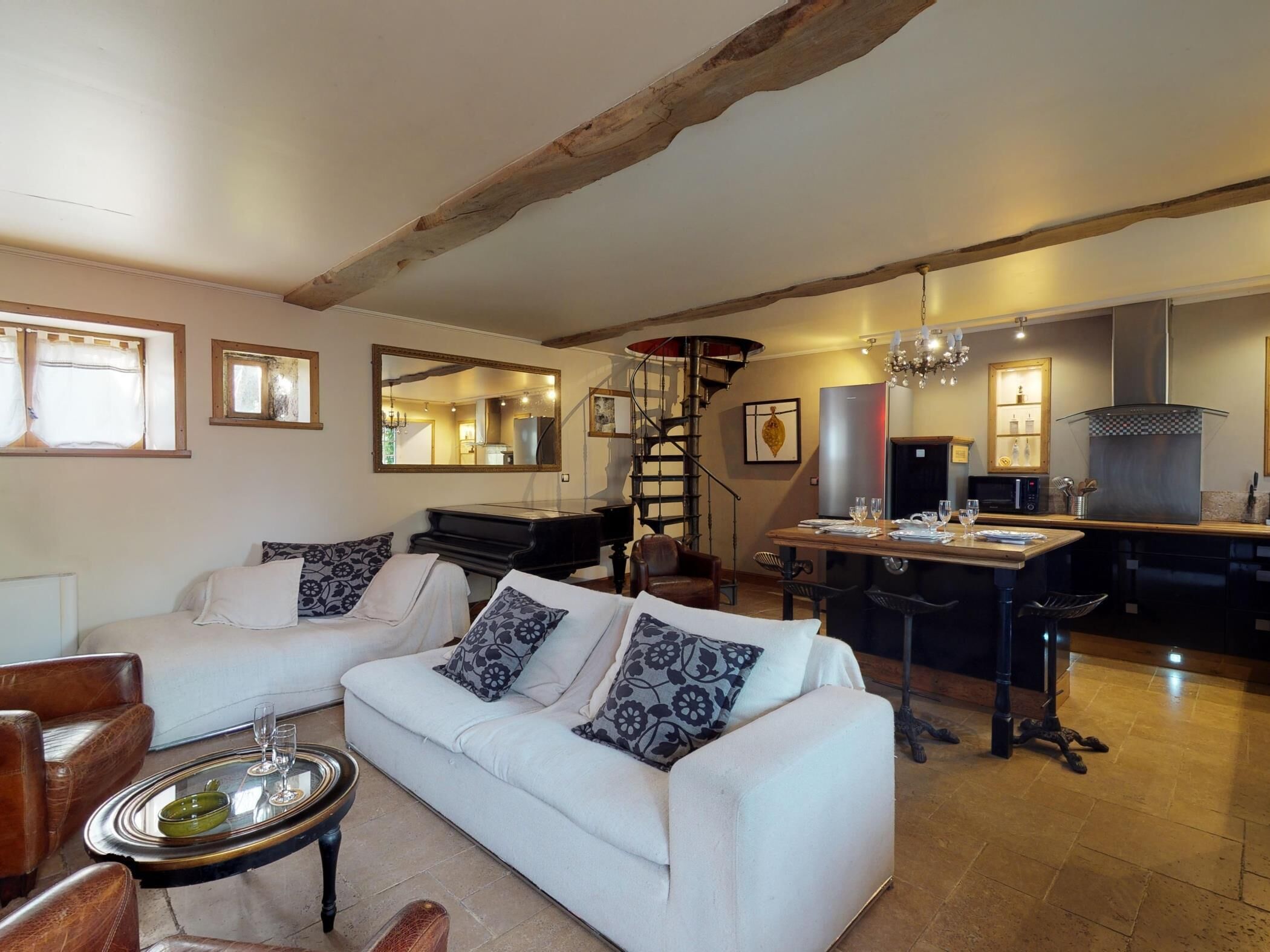 Chimenea, futbolito, tenis de mesa y estéreo 