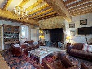 Chimenea, futbolito, mesa de ping pong, estéreo