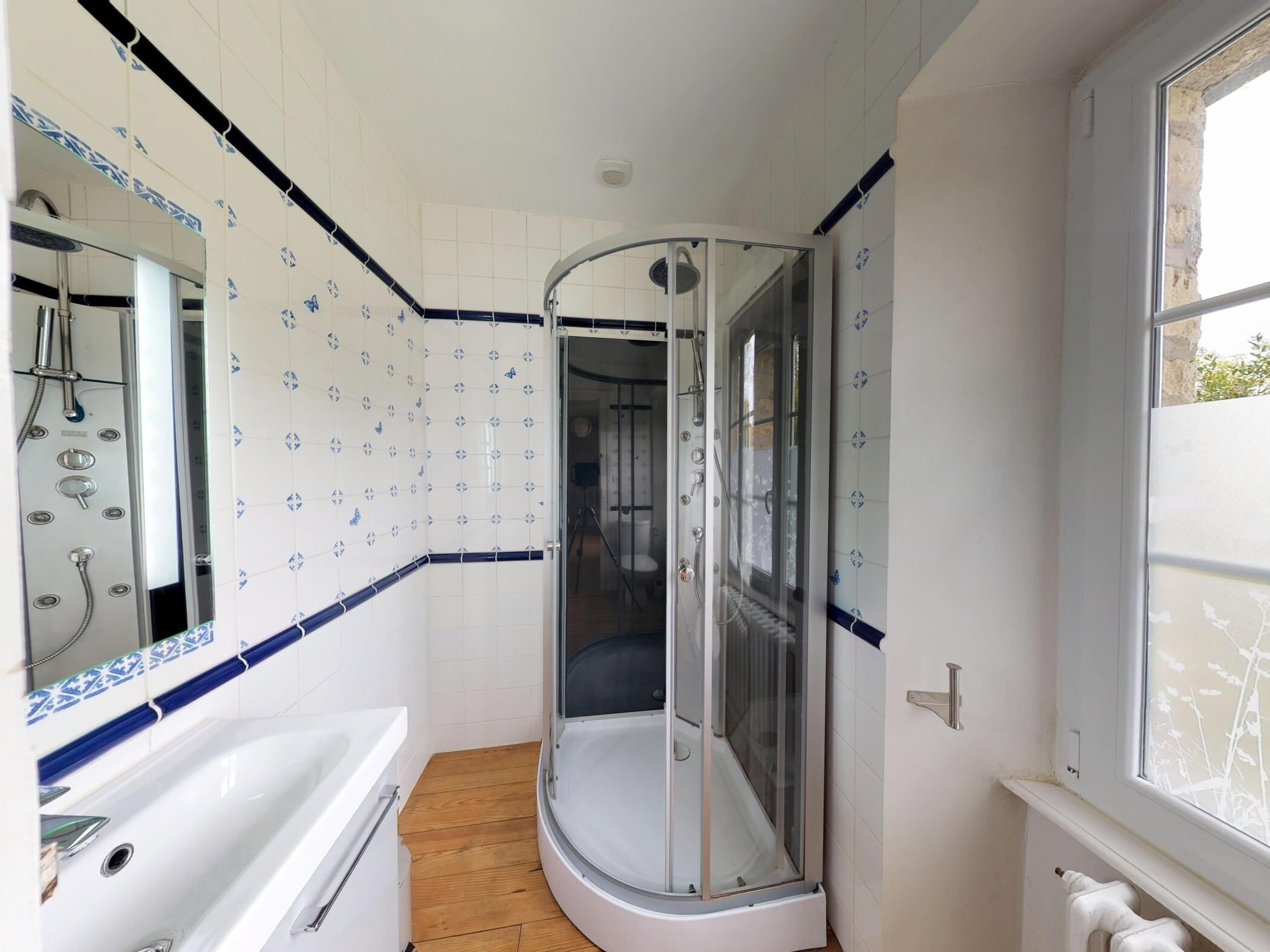 Un baño con ducha, bañera y ventana.