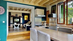 Réfrigérateur, four à micro-ondes, un four, surface de cuisson