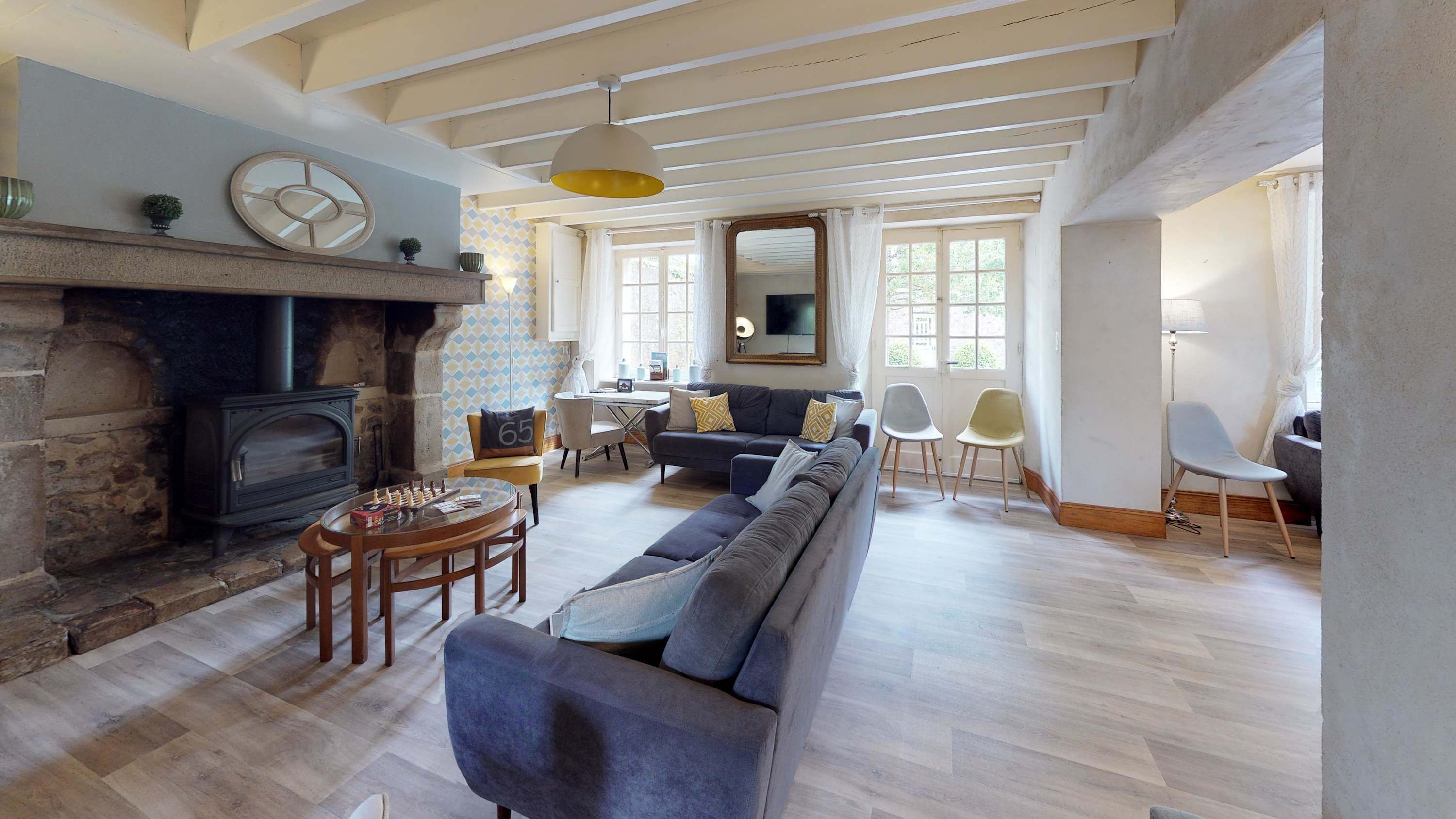 Télévision, cheminée, baby-foot, chaîne hi-fi