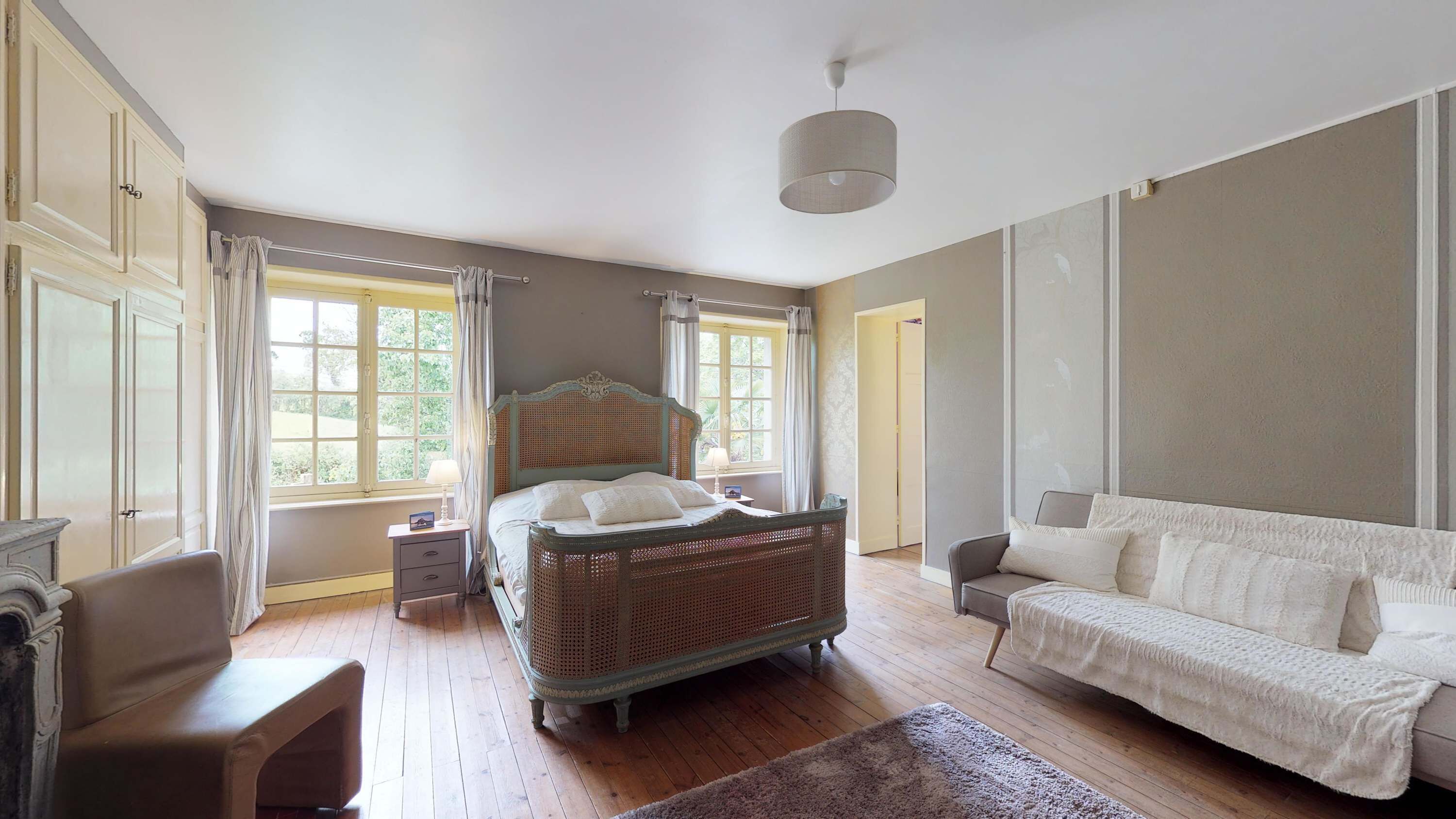 8 slaapkamers, een strijkplank/strijkijzer, wifi