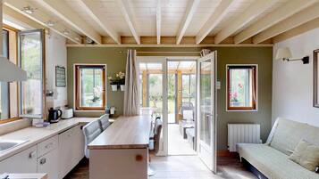 Fernseher, Kamin, Tischfußball, Stereoanlage