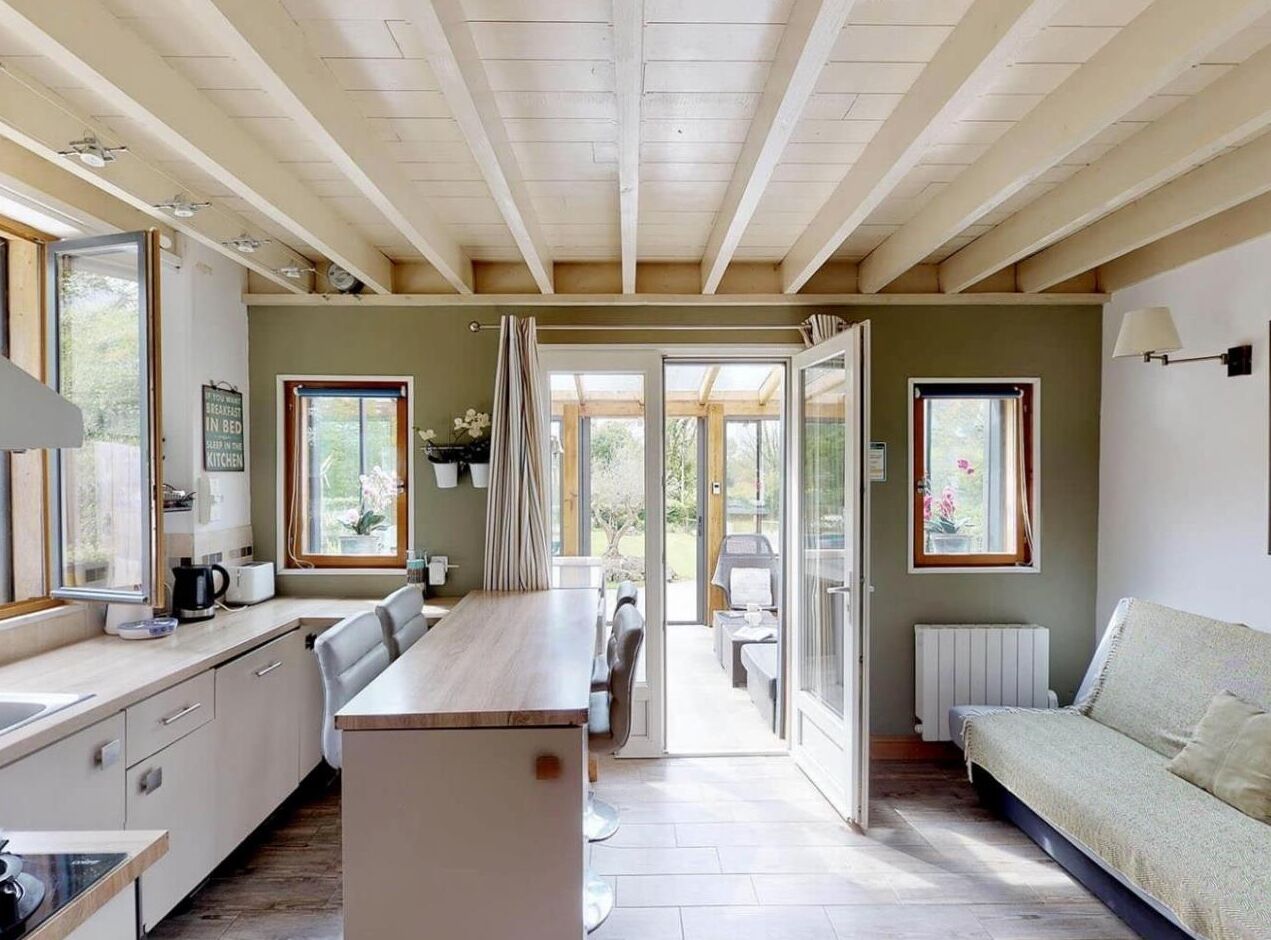 Televisión, chimenea, futbolito y tenis de mesa 