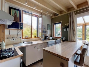 Fridge, microwave, oven, stovetop - Duckfly Boulangerie 25 people 2 Cottage : spa, 15min Sea (Tamerville)
