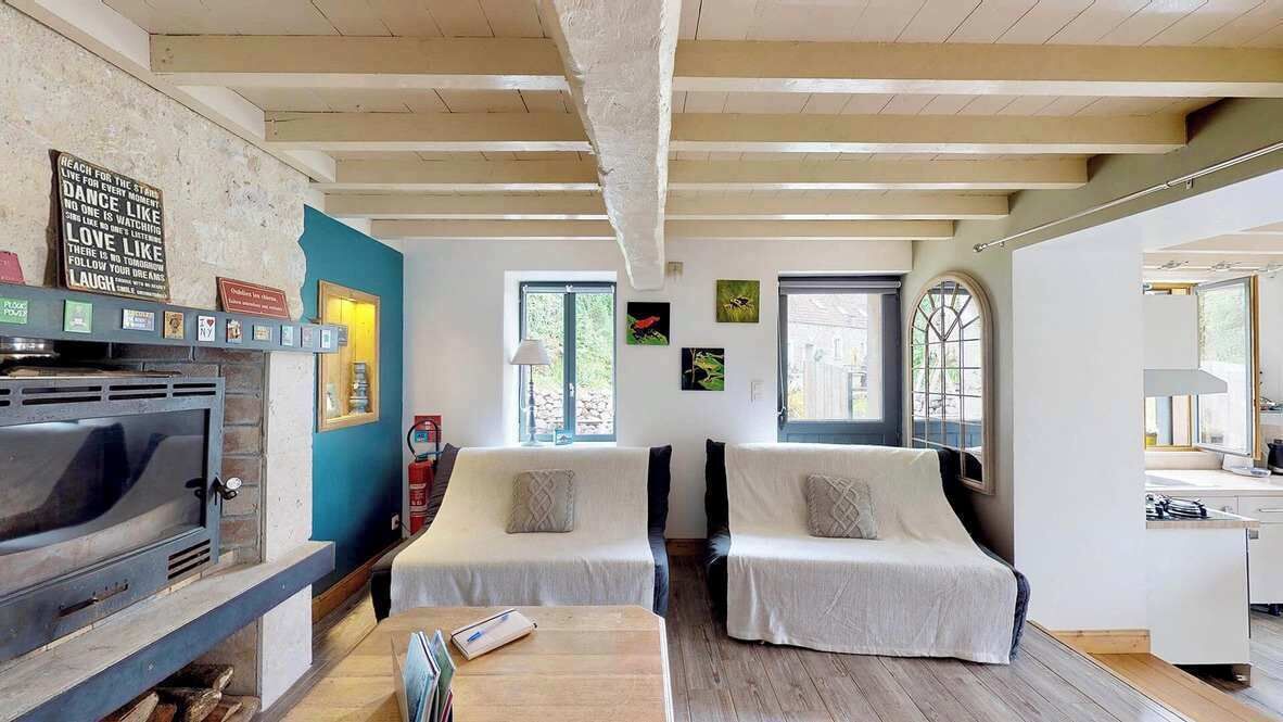 Télévision, cheminée, baby-foot, chaîne hi-fi