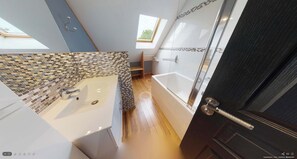 Banheira, secador de cabelo