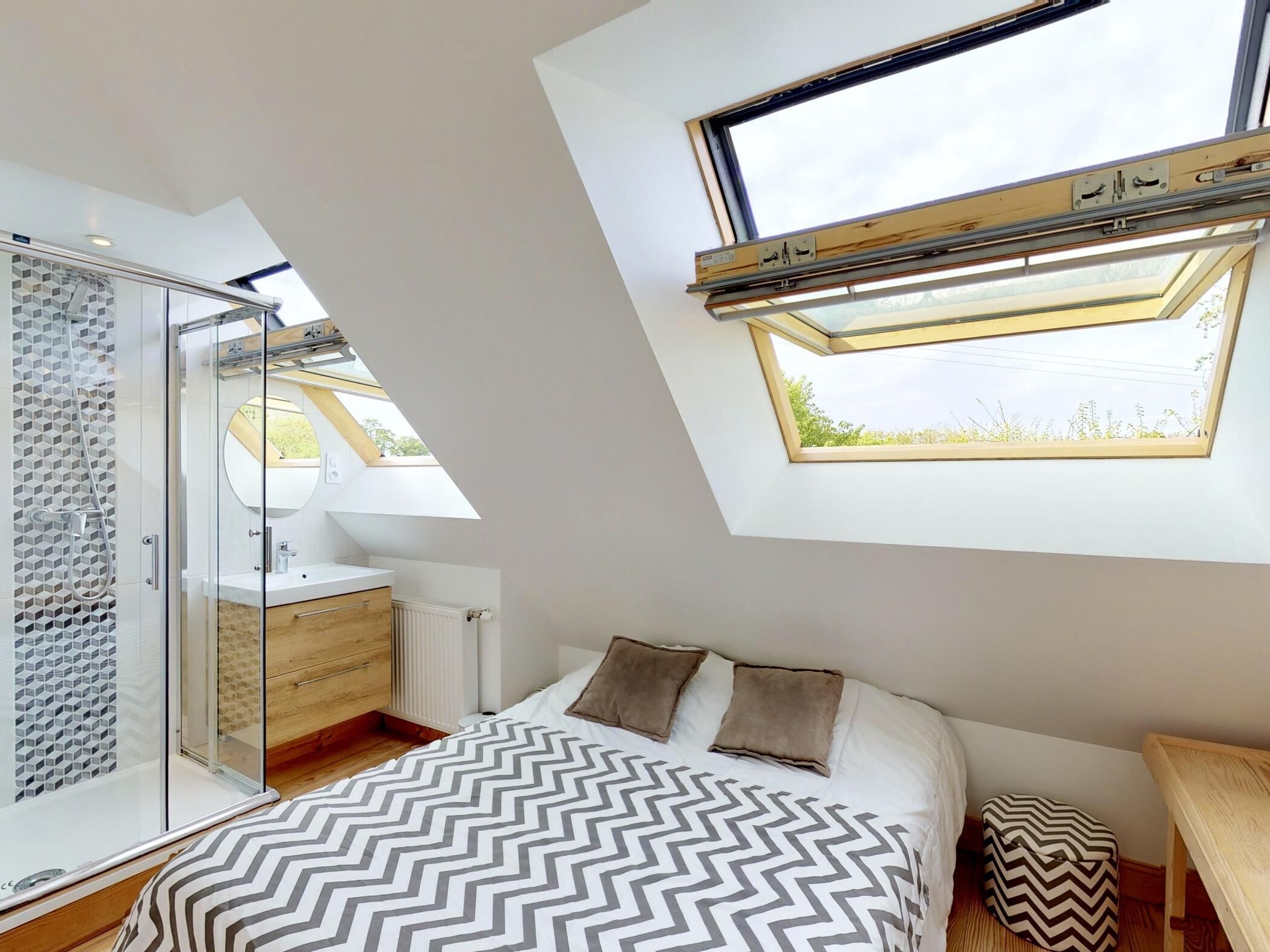 8 habitaciones, tabla de planchar con plancha y internet 