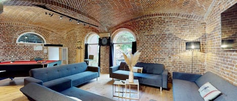 Televisión, chimenea, futbolito y estéreo