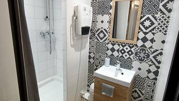 Douche, sĂšche-cheveux