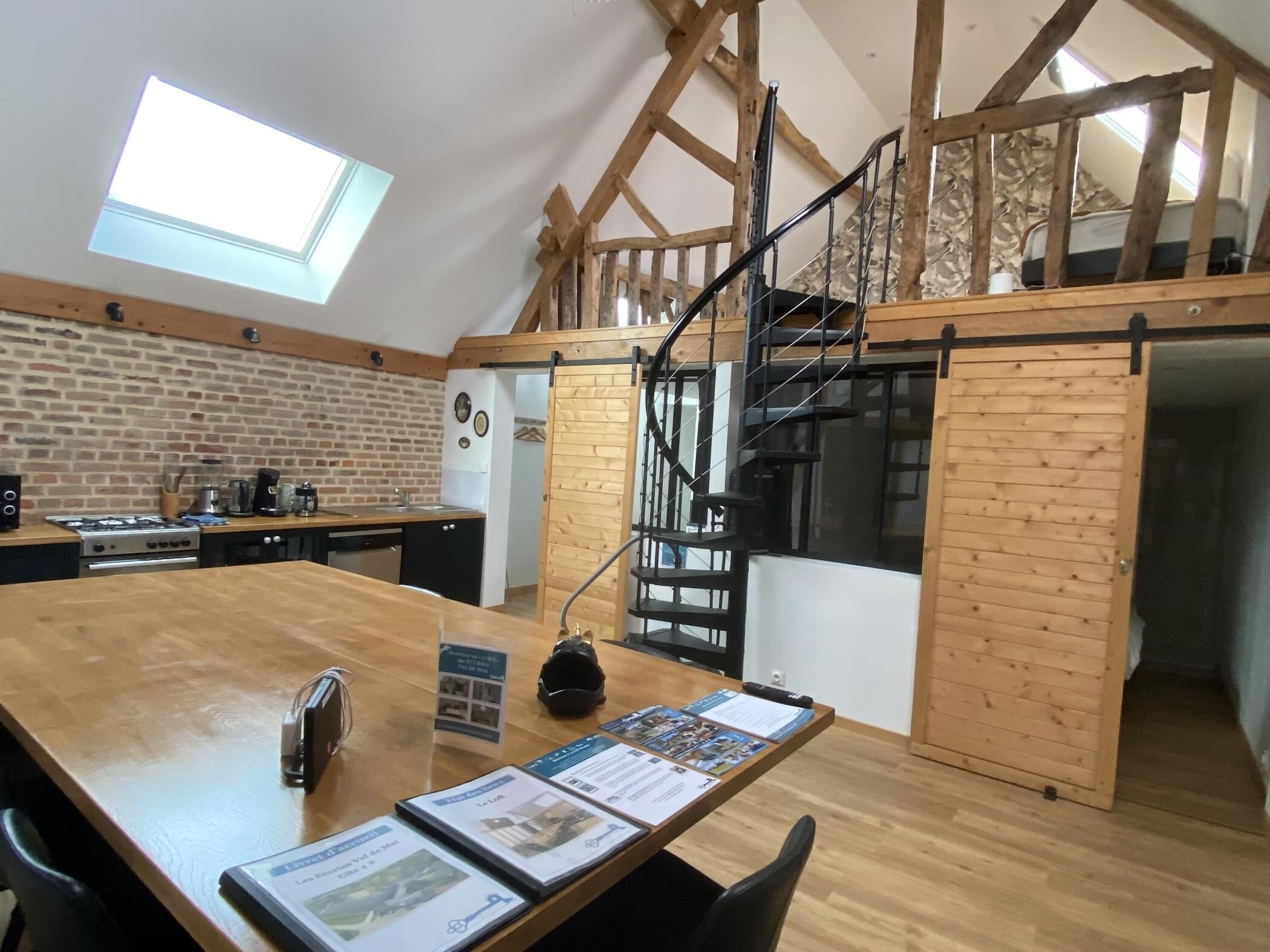 3 quartos, ferros/tábuas de passar roupa, acesso à internet