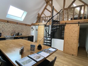 3 soverom, strykejern/-brett, internettilgang og sengetøy