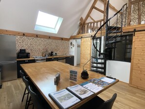 Kjøleskap, mikrobølgeovn, ovn og oppvaskmaskin