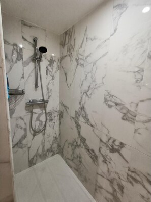 Douche, sèche-cheveux
