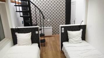 4 bedrooms, iron/ironing board, internet