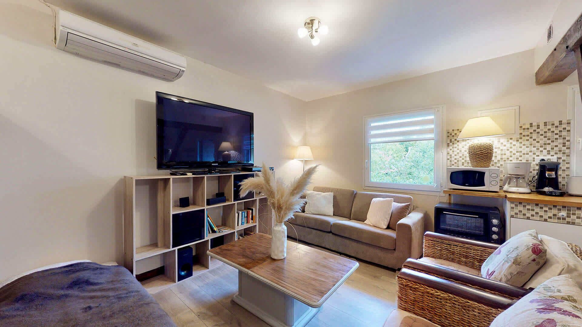 Télévision, chaîne hi-fi, espaces bureaux