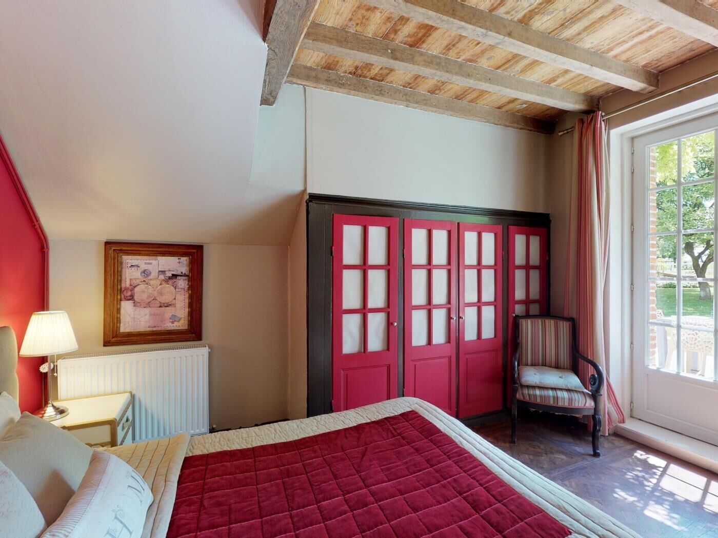 Une chambre à coucher comprenant un lit, une chaise, une armoire, un radiateur et une fenêtre.