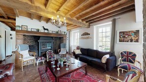 Televisión, chimenea, estéreo, oficina