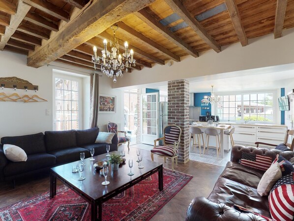 Fernseher, Kamin, Tischtennisplatte