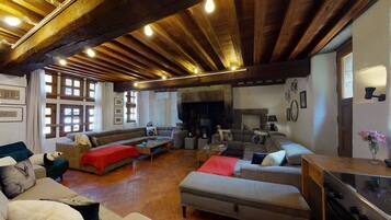 Télévision, cheminée, baby-foot