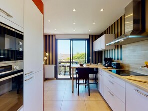 Kühlschrank, Mikrowelle, Ofen, Geschirrspüler