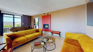 Fernseher, Kamin, Tischfußball, Stereoanlage