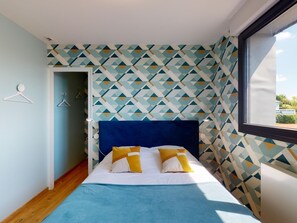 5 bedrooms, iron/ironing board, Internet