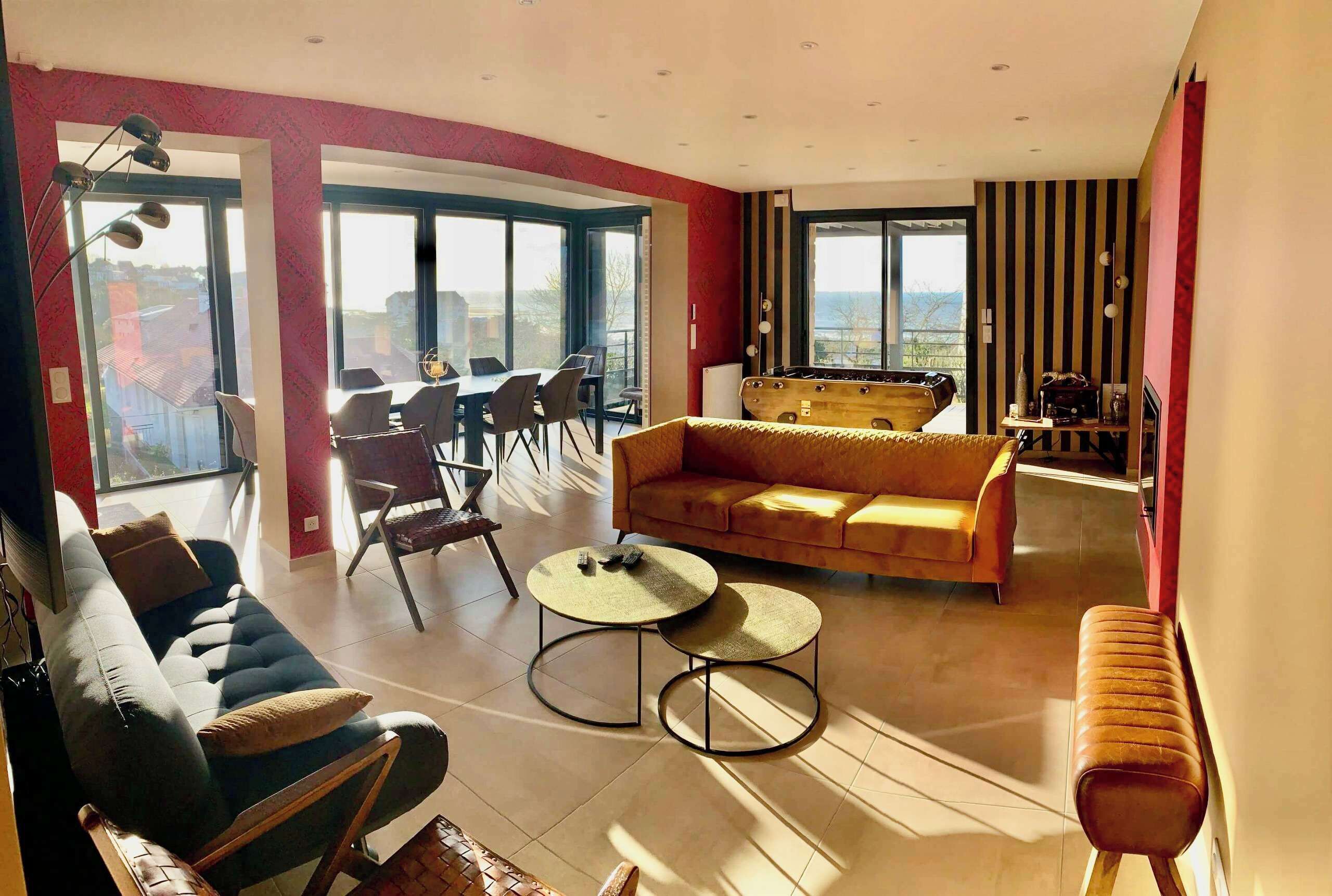 Una televisión, una chimenea, un futbolín, un reproductor estéreo