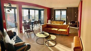 Una televisión, una chimenea, un futbolín, un reproductor estéreo